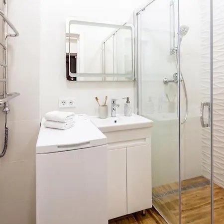 Krakivska Street Three-room On Rynok Square Apartment *